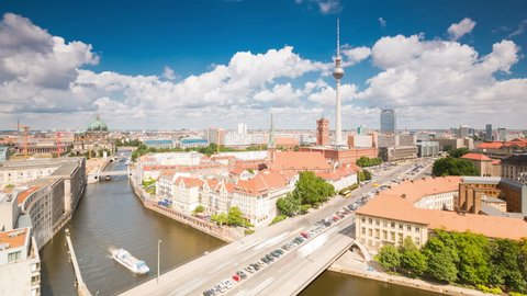 Berlin Skyline City Timelapse with Traffic on Street, River and cloud Dynamic in 4K UHD and 1080p Full HD, German Capital : vidéo de stock