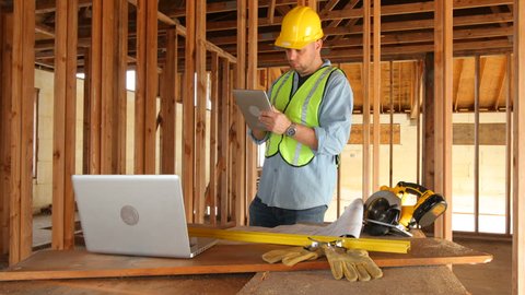 Construction worker using digital tablet on work site.  4K / Ultra HD 库存视频