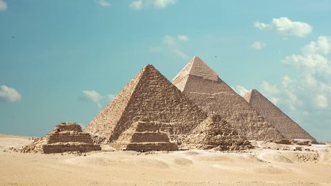 timelapse clouds quickly fly over the Pyramids
4K: stockvideo