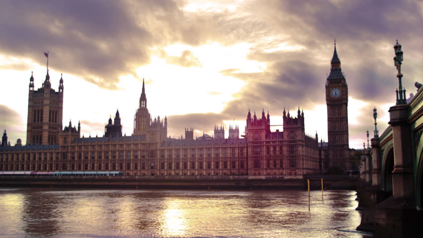Time-lapse of Westminster Palace at dusk 