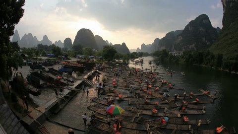 Hot air ballooning and rafting - Yangshuo, time lapse. Yangshuo is one of those places in the world where the incredible beauty of nature is completely unraveled from the sky and from the Yulong river స్టాక్ వీడియో