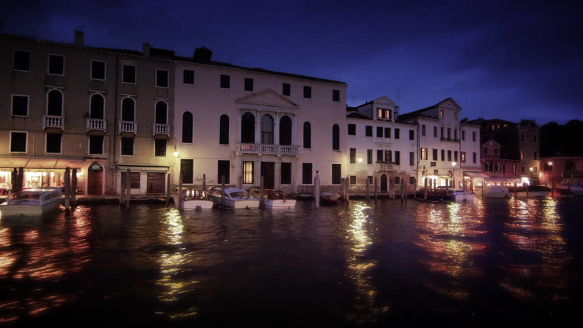 Sped-up footage of Grand Canal at dusk