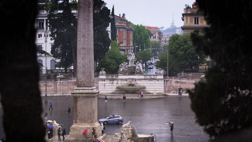 Distant shot of Fontana del Nottuno and obelisk at Piazza del Popolo