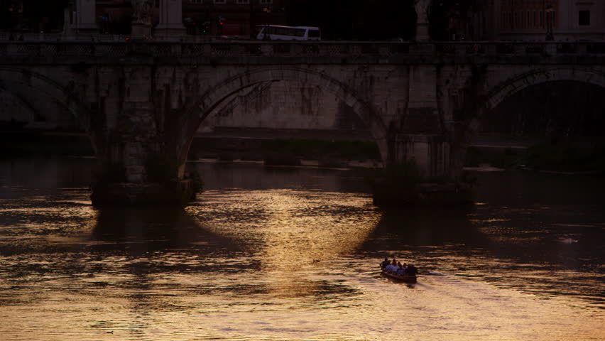 Footage of a bridge on the Tiber