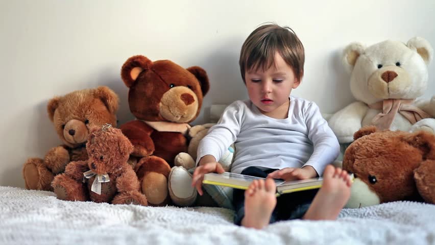 Teddy bear around. Ребенок среди игрушек. Плюшевая мишка читает книжку. Мишки в книжке. Современный ребенок скучает среди игрушек.