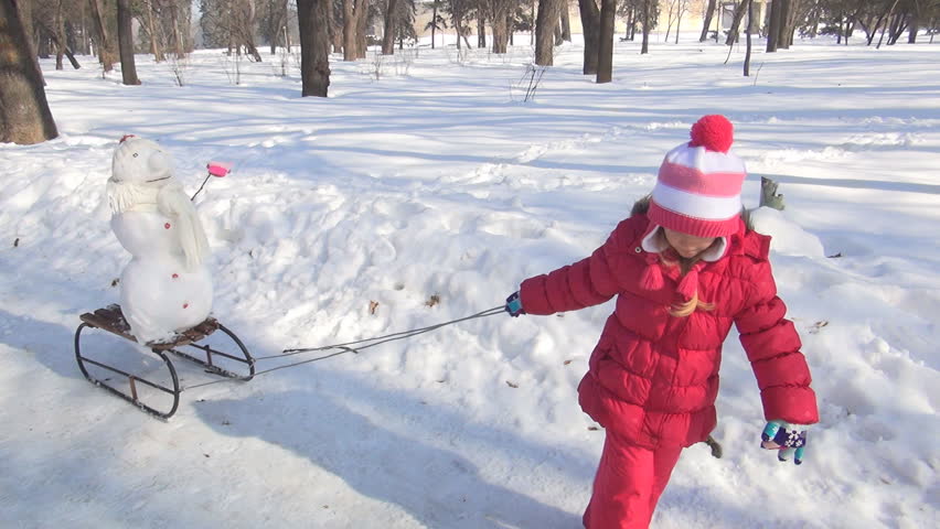 Играть в снежки кататься на лыжах