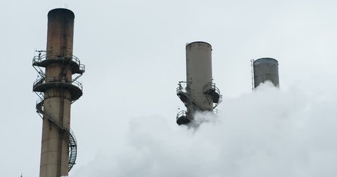 Industrial plant with smoke from production 4k Vídeo Stock