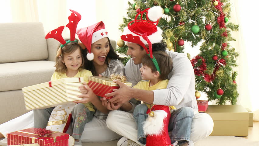 семейное открытие рождественских подарков дома кадры: стоковое видео (без л...