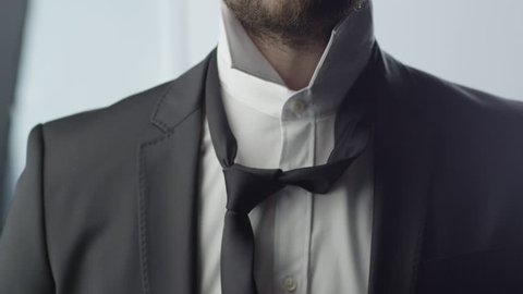 Man Tie a Necktie.
Shot on RED Digital Cinema Camera in 4K (ultra-high definition (UHD)), so you can easily crop, rotate and zoom, without losing quality.
ProResHQ
 Stockvideo