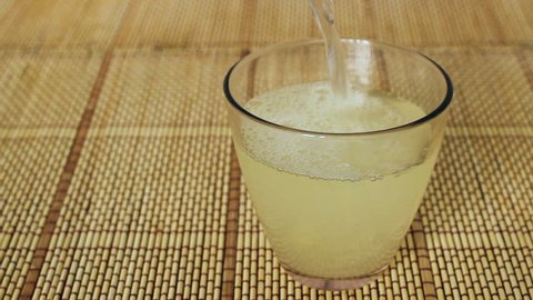 Making lemonade in a glass - Βίντεο στοκ