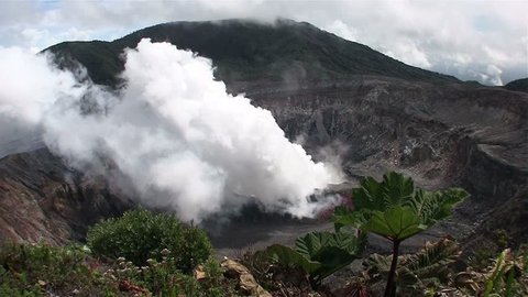 The Poas volcano in Costa Rica smokes and steams. 庫存影片