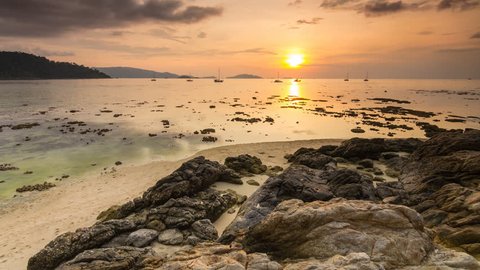 time lapse sunset on sea of koh lipe island, thailand : vidéo de stock