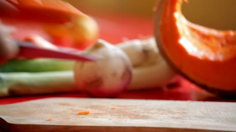  close up on man's hand slicing carrot on cutting board - Βίντεο στοκ