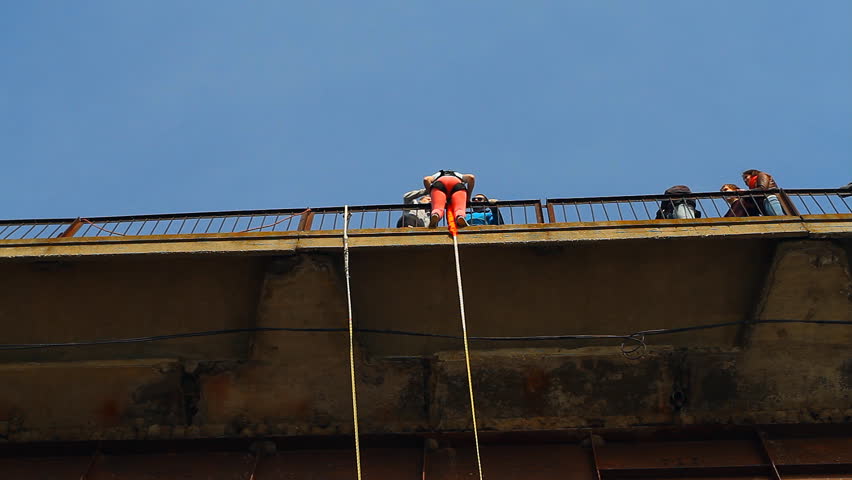 a girl jumping off a Pashkovsky bridge (30 m) on the outskirts of Krasnodar during the ropejumpers club