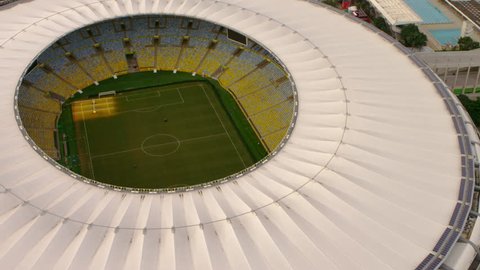 RIO DE JANEIRO, BRAZIL - JUNE: High-definition aerial shot of Maracana Stadium - World Cup, Brazil.: redactionele stockvideo