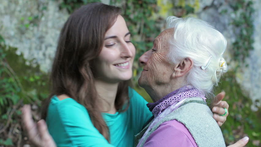 grandmother kiss her granddaughter: стоковое видео (без лицензионных платеж...