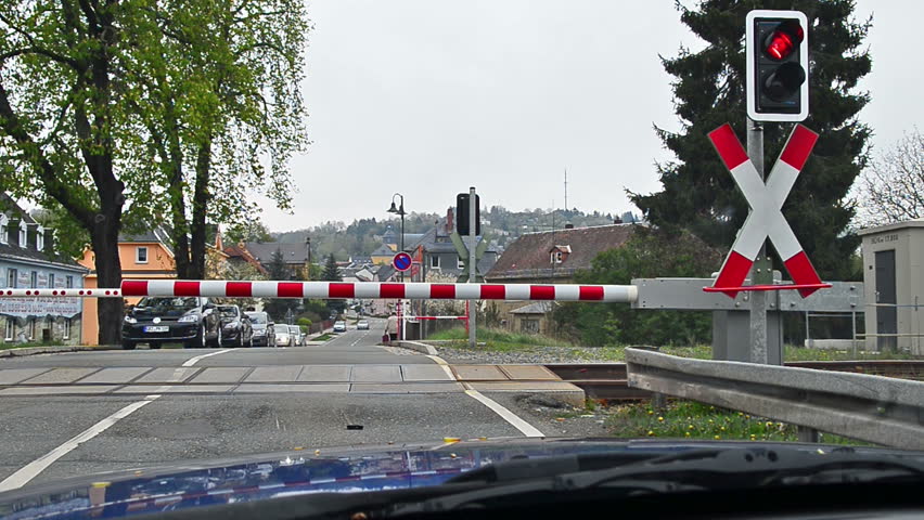 German Train Passing Railroad Crossing Thuringia Arkivvideomateriale 100 Royaltyfritt