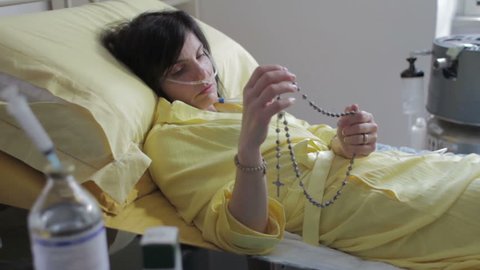 patient in hospital pray with rosary - lung cancer - depression