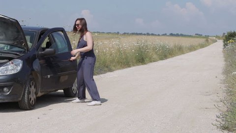 woman desperate calls for help because it has broken car in a isolated road