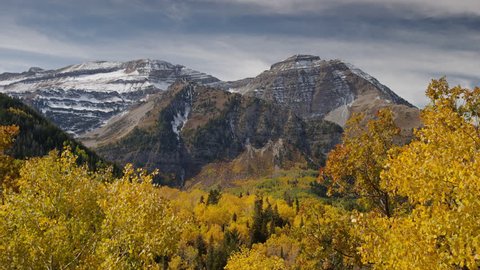 Slow motion wide panning shot of mountain and autumn leaves / American Fork, Utah, United States : vidéo de stock