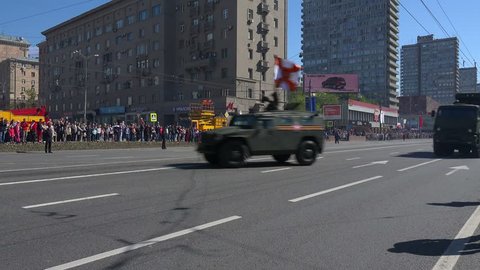  MOSCOW, RISSIA - MAY 09, 2014: Military machinery moving through Moscow streets during Victory Day parade. – Redaktionelles Stockvideo