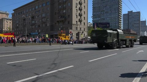  MOSCOW, RUSSIA - MAY 09, 2014: Military machinery moving through Moscow streets during Victory Day parade. – Redaktionelles Stockvideo