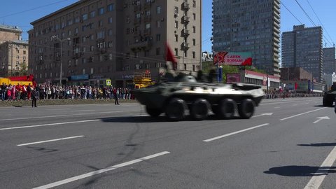  MOSCOW, RUSSIA - MAY 09, 2014: Military machinery moving through Moscow streets during Victory Day parade. – Redaktionelles Stockvideo