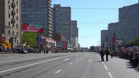  MOSCOW, RUSSIA - MAY 09, 2014: People waiting for military machinery to pass  during Victory Day parade. – Redaktionelles Stockvideo