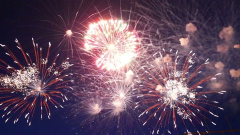 beautiful fireworks show in the night sky - Βίντεο στοκ