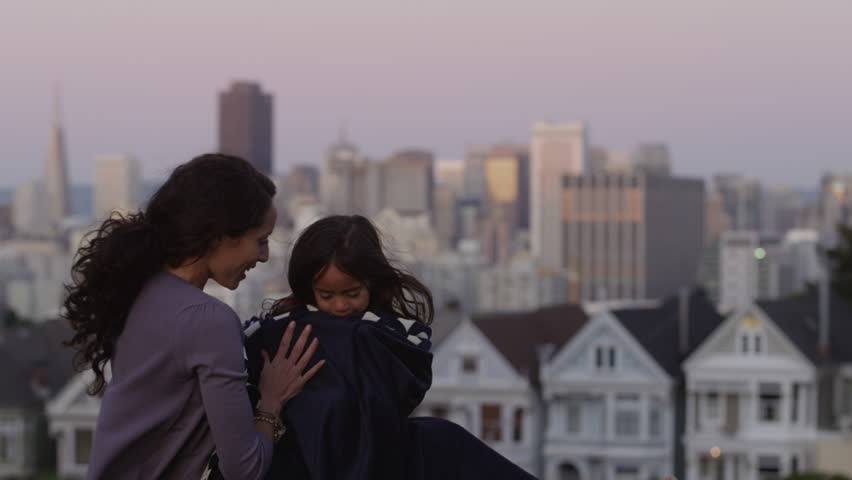 USA, California, San Francisco, Alamo Square Park, Woman with daughter (4-5) sitting in park