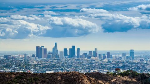 4K. Beautiful white clouds rolling over Los Angeles city skyline. Timelapse. Vídeo Stock