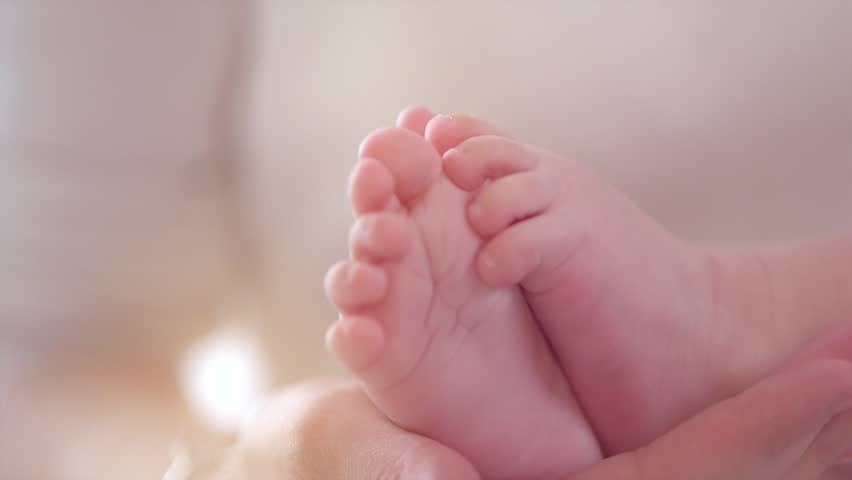 Ножки мамы видео. Ножки новорожденного Дауна. Фото на аву ножки ребёнка. Ноги мамы рядом с малышом. Картинки на заставку телефона ножки детей.