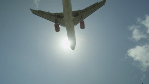Airplane Flies over Freeway Vídeo Stock