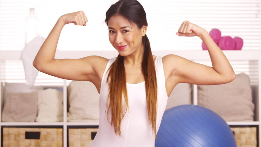 strong japanese woman showing off muscles Stok Videosu (%100 Telifsiz) 6599...
