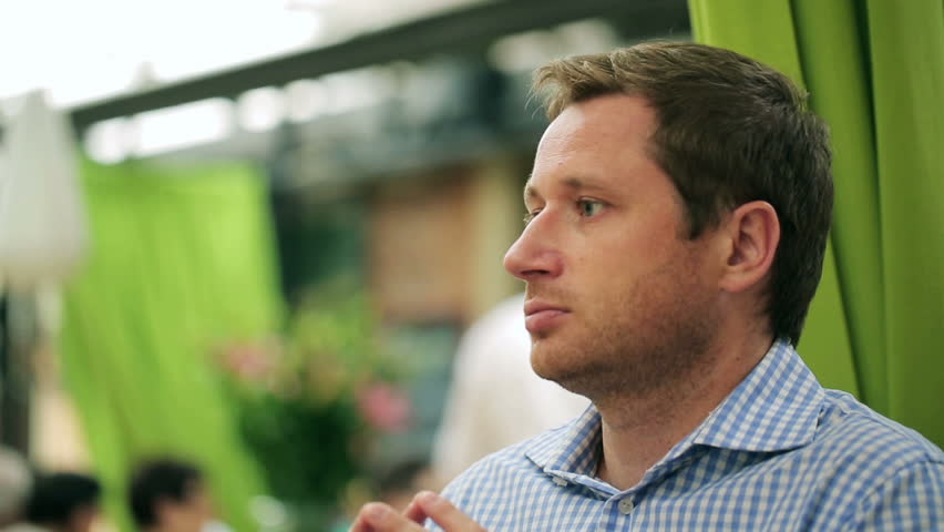Man waiting in restaurant, steadycam shot
