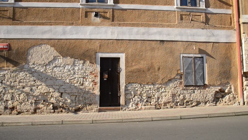 ride around the old  stone building,vehicle shot