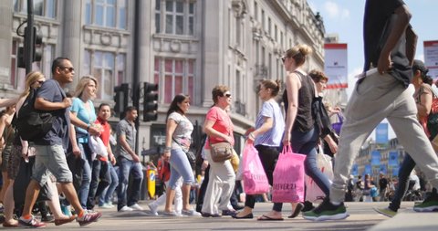  London shopping crowds in Oxford Circus in June 2014 - Research suggests that Europe’s busiest shopping street is now even more polluted than Beijing.