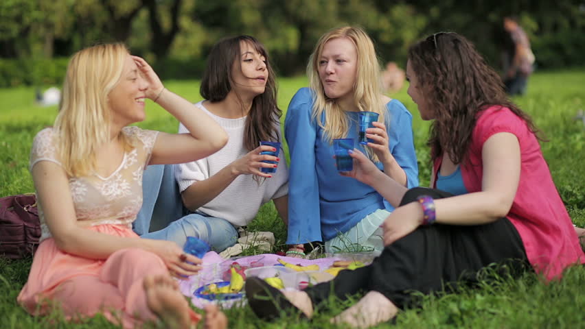 Video Stok cute girls talking during picnic park (100% Tanpa Royalti) 67825...