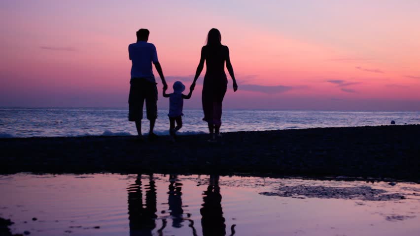 Мама папа сын ночью. Силуэт семьи на берегу. Семейная пара с ребенком на фоне заката. Счастливая семья со спины. Силуэт счастливой семьи.