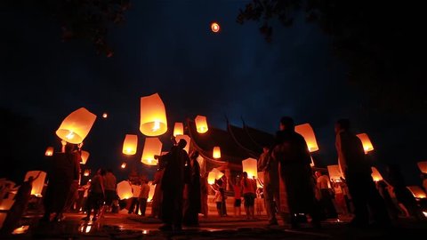 People hand up Sky lantern In the Temple. స్టాక్ వీడియో