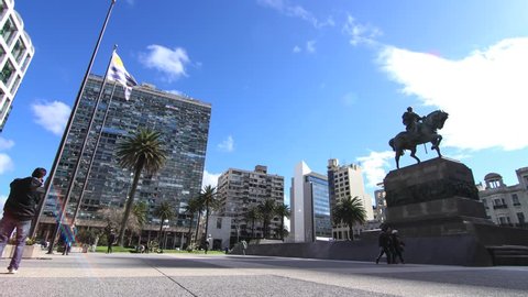 MONTEVIDEO - JULY 29: Timelapse of Pedestrians crossing the Plaza Independencia on July 29, 2014 in Montevideo, Uruguay.
 Redaktionel stock-video