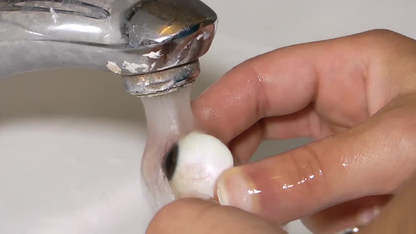washing glass eye prosthesis medical video : vidéo de stock (100 % libre de...