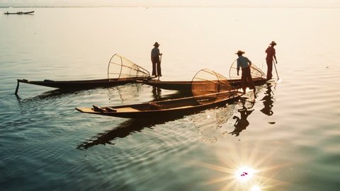 Video 1080p - Myanmar. Inle Lake. Fishermen on vintage boats sail home with a catch