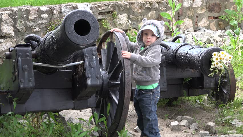 Little child and cannon
