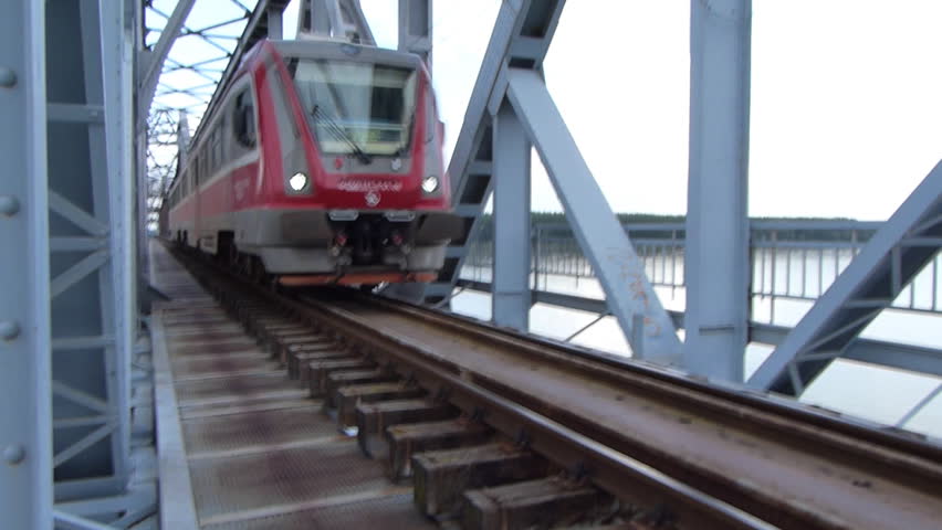 The train passes over the railway bridge, much vibration that causes weight and speed of the train