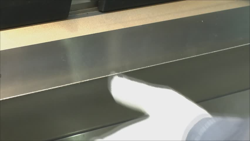 Bending of the sheet material on the machine