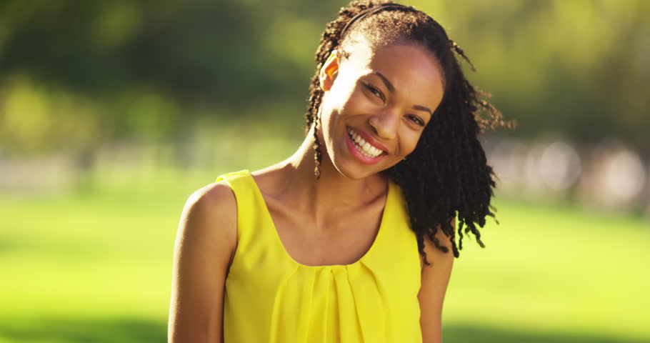 mujer negra feliz sonriendo en un: video de stock (totalmente libre de regalías) 7209397 | Shutterstock