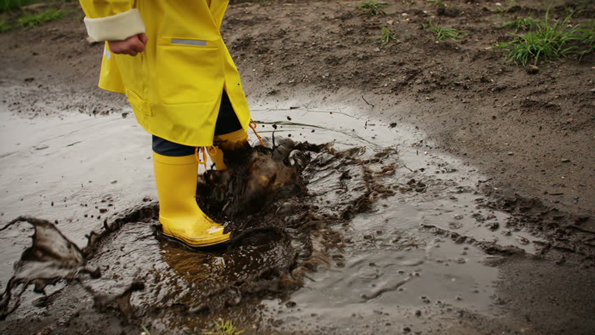 young child jumping muddy puddle slow: стоковое видео (без лицензионных пла...