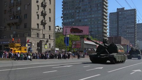 4K MOSCOW, RUSSIA - MAY 09, 2014: Military machinery driving through Moscow streets during Victory Day parade. – Redaktionelles Stockvideo