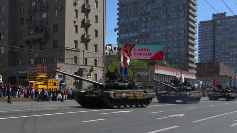 4K MOSCOW, RUSSIA - MAY 09, 2014: Military machinery driving through Moscow streets during Victory Day parade. – Redaktionelles Stockvideo